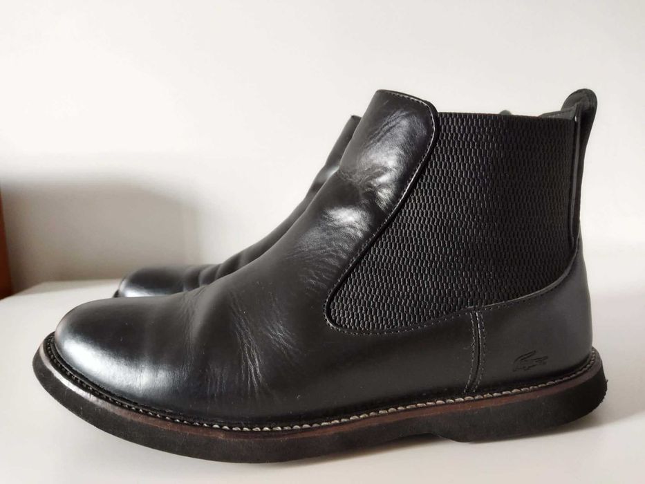 Botas pretas em pele da marca LACOSTE, tamanho 36