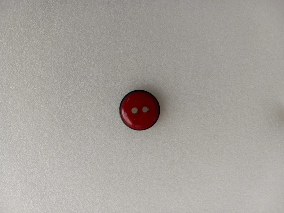 10 botões 1,5 cm plástico irisado vermelho e debrum preto. Novos.
