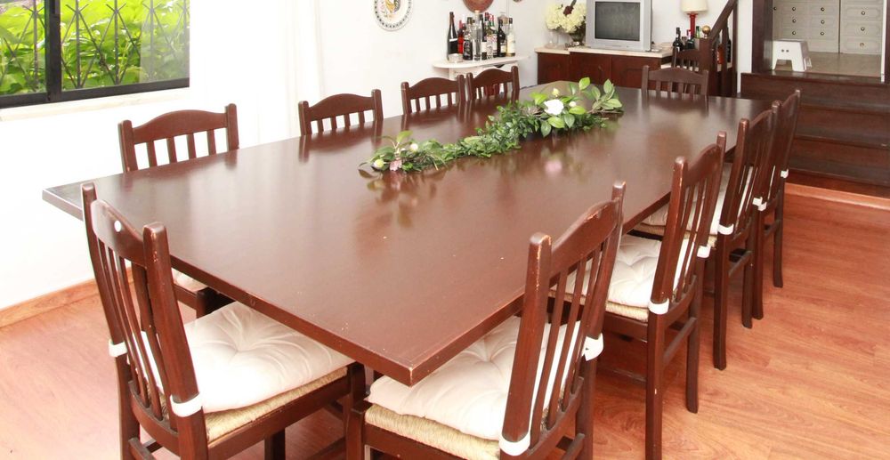 Mesa e cadeiras de madeira