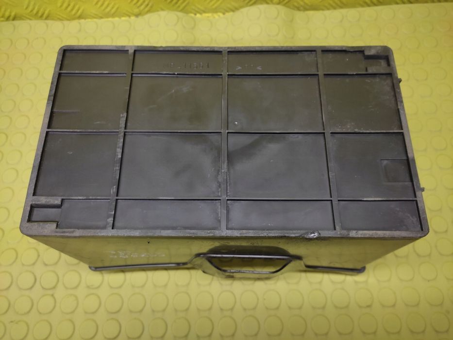 mitsubishi pajero 3 obudowa akumulatora mr411561
