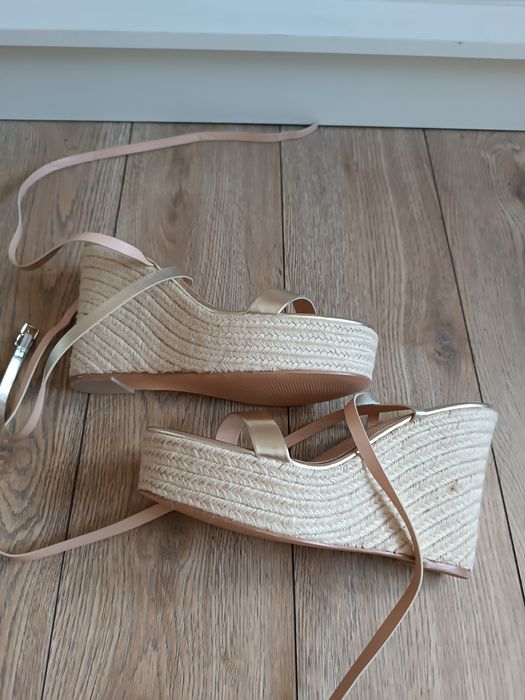 Złote sandały na koturnie