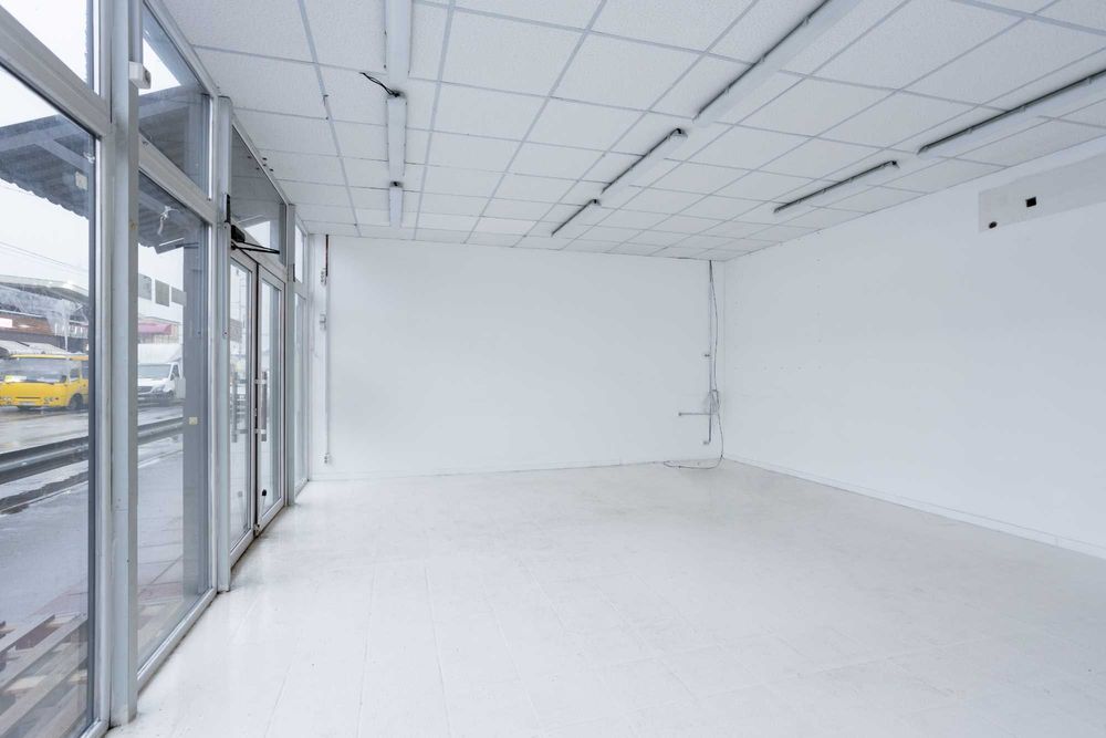 Фасадне приміщення МЕТРО ЛІСОВА. БАZАR. МАЯк