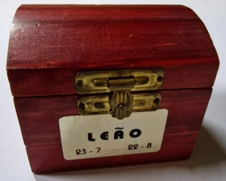 Caixa de Madeira Maciça Artesanal "Signo Leão" Vintage