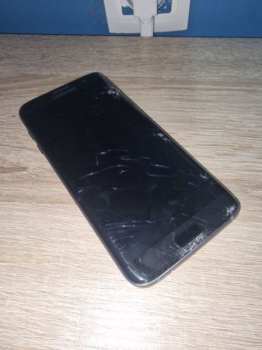 S7 edge funcional com ecra partido
