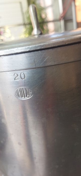Dois tachos e uma panela em bom estado
