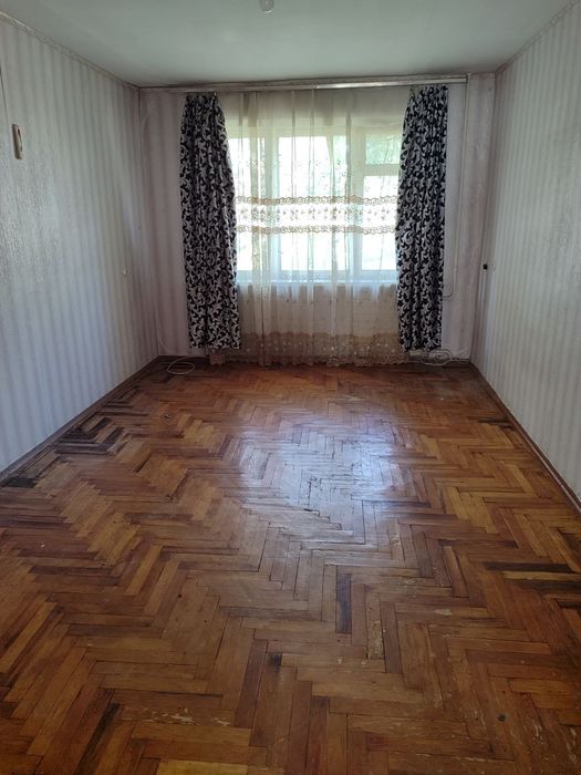 Продам 1/2 часть в  двухкомнатной кв. Ул.Рустави .Осипенковский р-н.