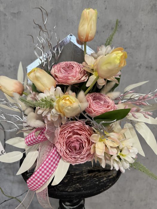 Elegancki flowerbox z srebrnej kopercie.