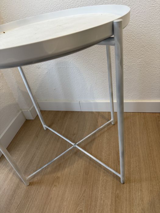 Mesa em metal branco