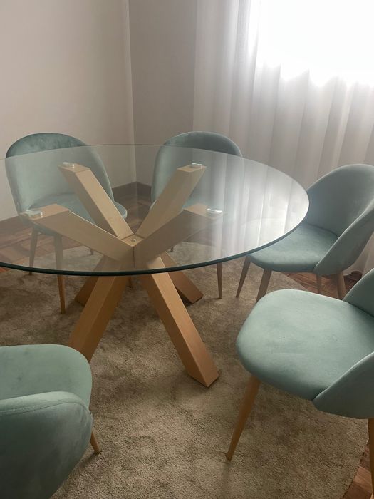 Mesa de jantar moderna com tampo de vidro temperado, praticamente nova