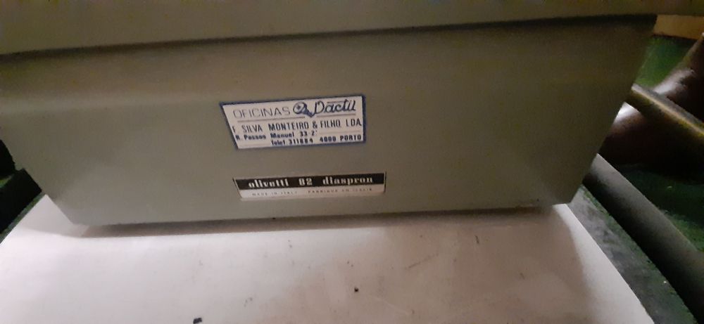 Máquina de escrever vintage Olivetti 82