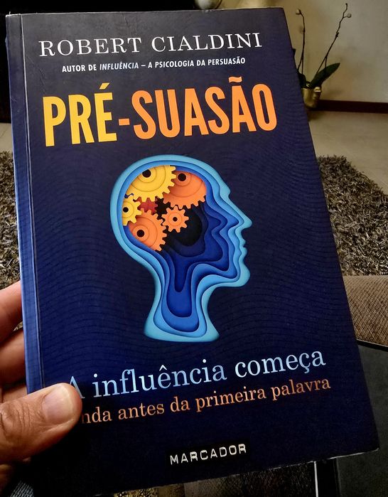 Livro "Pré-Suasão" de Robert Cialdini