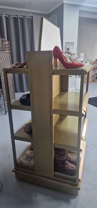 Expositor com prateleiras dos dois lados