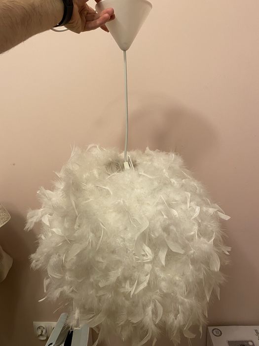 Lampa wisząca żyrandol kula biala pióra
