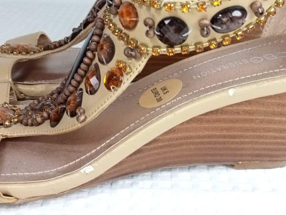 sandały beżowe BCBGeneration