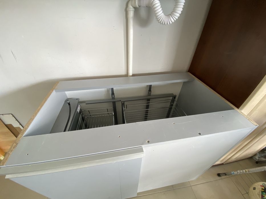 Szafka narożna z koszem cargo