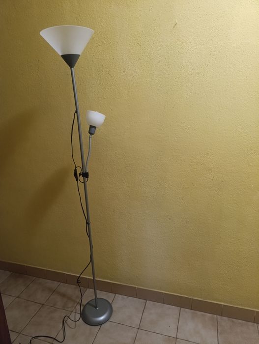 Candeeiro de pé bom estado