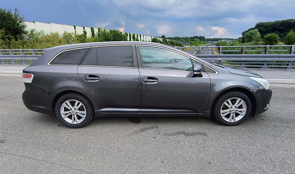 Toyota Avensis 2.0 126 km