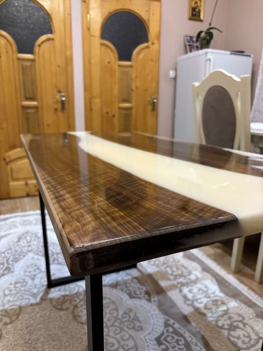 Стіл з горіха і епоксидної смоли