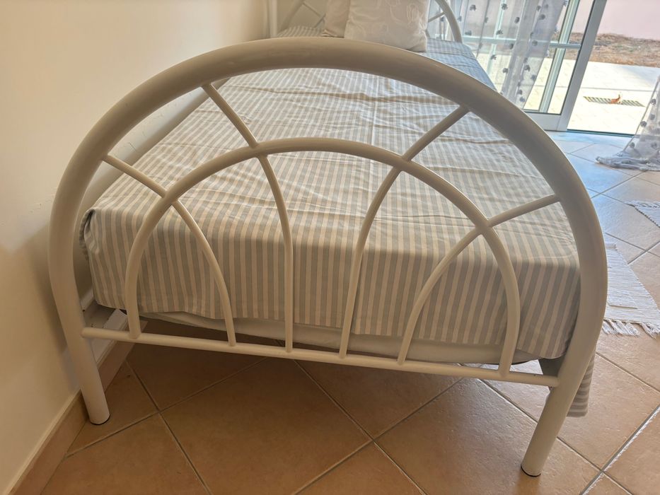 Cama de ferro solteiro