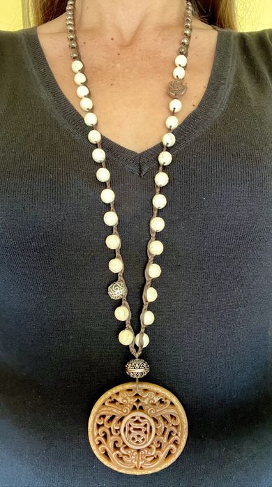 Colar SERENIDADE nude/castanho com medalhão