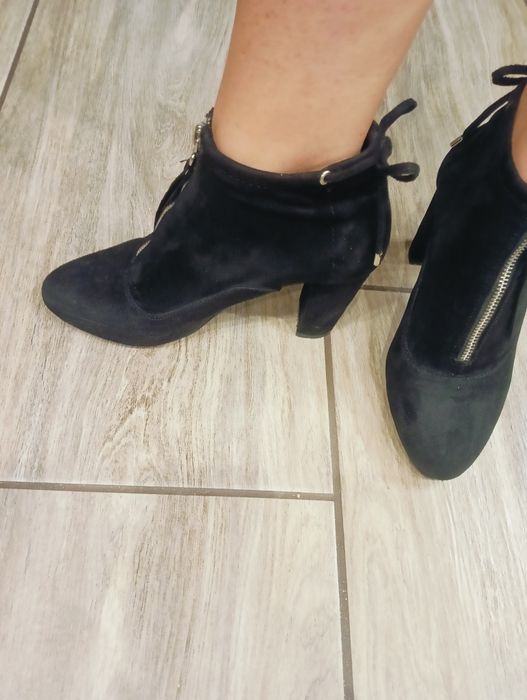 Buty zamszowe na obcasie
