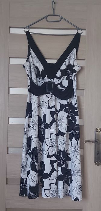 Biała sukienka z czarnymi kwiatkami