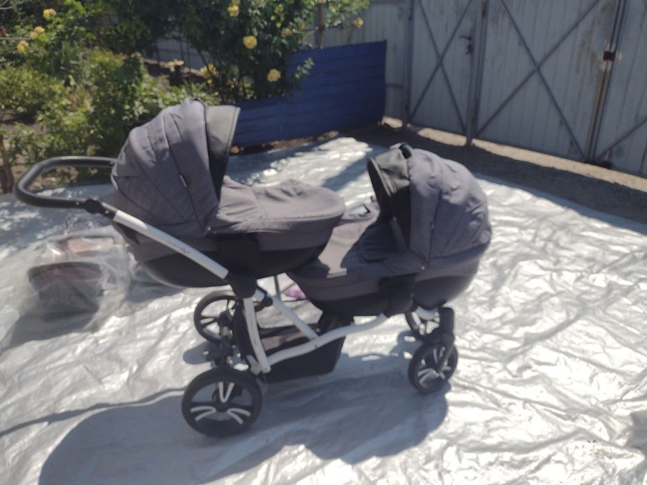 Продам коляску для двойни бебиту