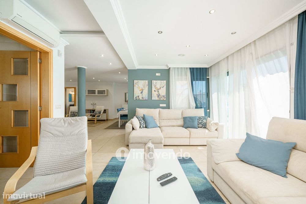 Moradia T6 exclusiva, com piscina e garagem, na Charneca da Caparica