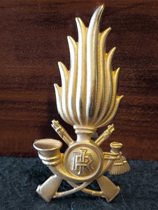 Insígnia de boné dourada para oficiais  Italianos, com design de chama e motivos militares.