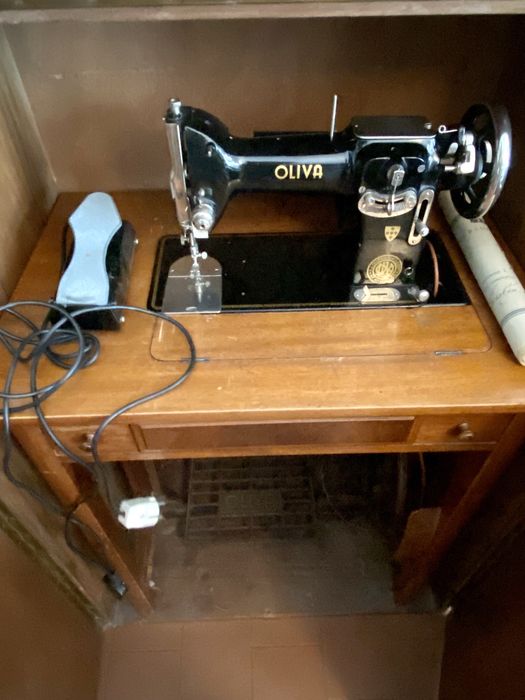 Móvel com máquina de costura incorporada