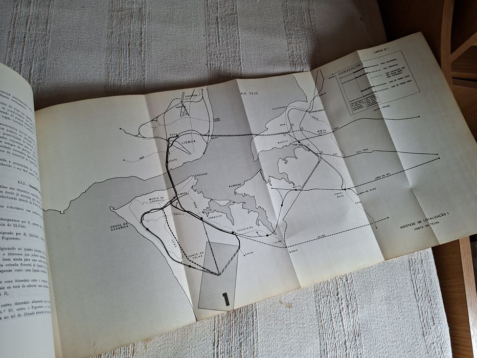 Grande livro estudo para localizar aeroporto de Lisboa em 1972