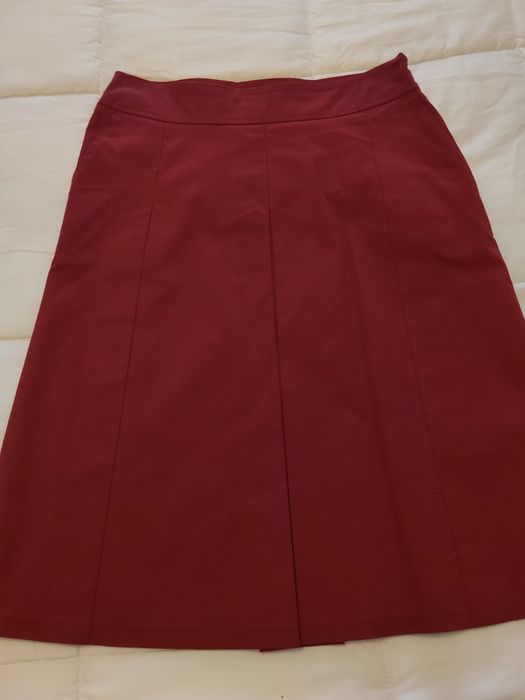 Vendo saia bordeaux, com bolsos e macho na frente