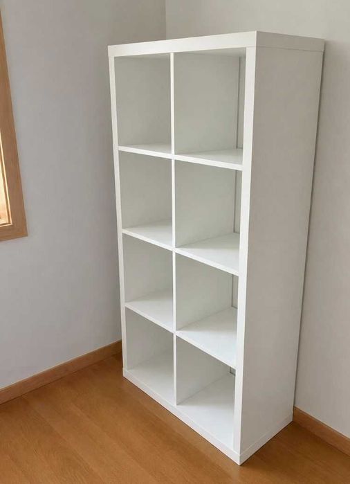 Estante branca do Ikea.