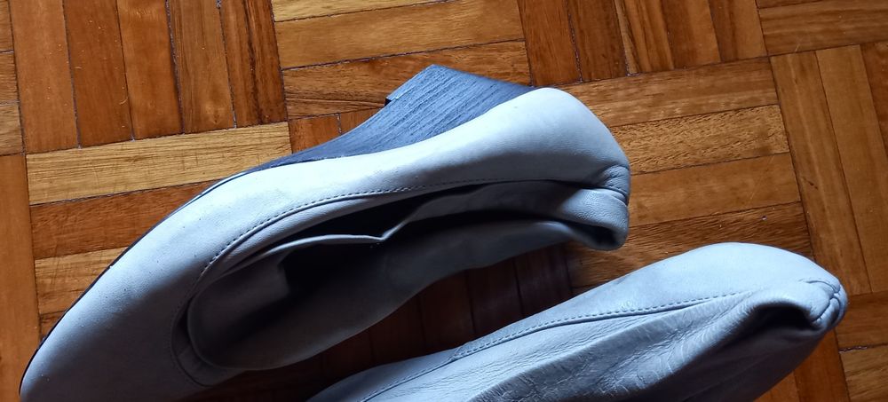 Sapatos com dobra, quase de graça.