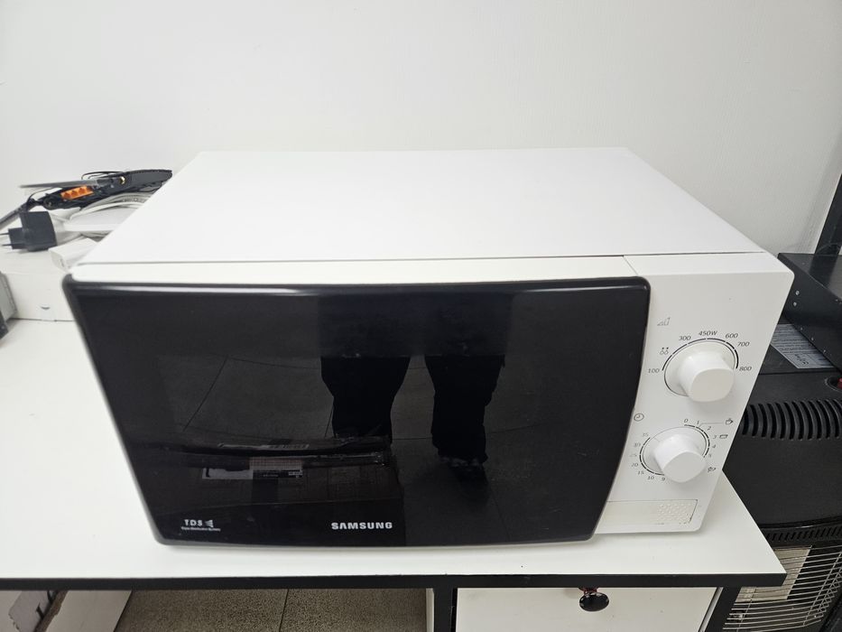 Піч мікрохвильова Samsung ME81KRW