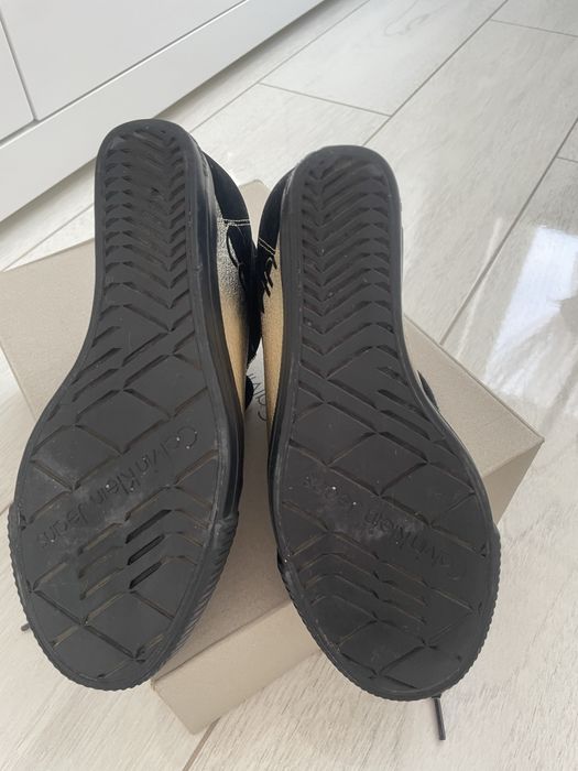 Buty sneakersy damskie na koturnie czarno złote Calvin Klein 36