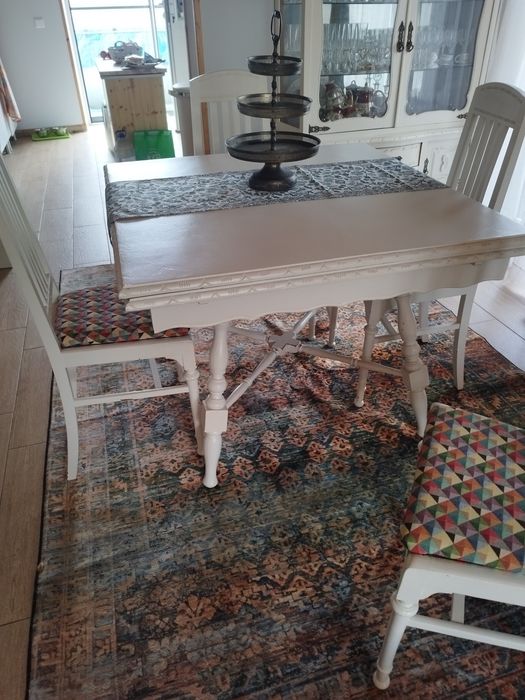 Conjunto de Aparador, Cristaleira, mesa com 6 cadeiras, peças dos anos 40 restauradas e em perfeito estado.