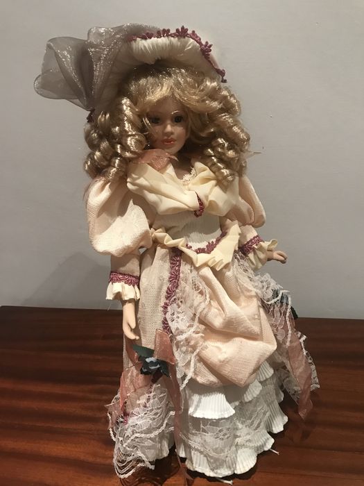 Coleção 8 Bonecas Porcelana c/suporte