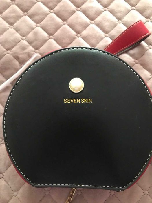 ЖІНОЧА КРУГЛА СУМКА ; червоно-чорна;довгий ремінець-ланцюжок;крос боді