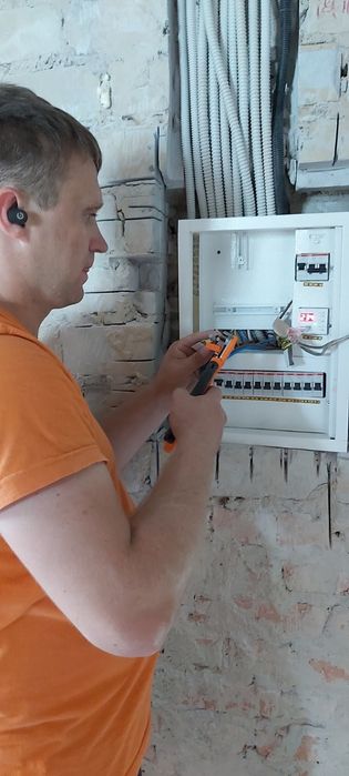 Послуги електрика.