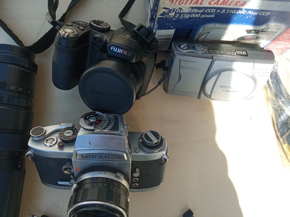 Máquinas fotográficas a funcionar. Uma Miranda,uma sony uma olimpus.