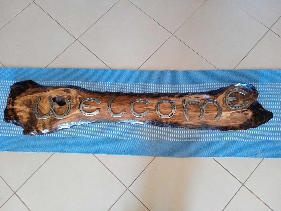 Placa decorativa em madeira de castanho com ferraduras