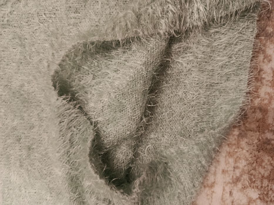 Sweter włochaty w rozmiarze 38