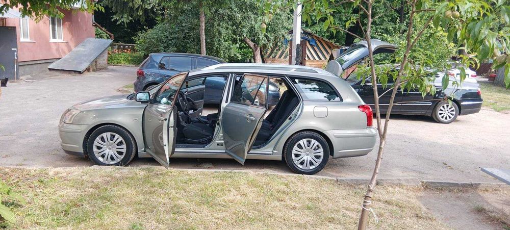 Тойота Авенсіс Т25