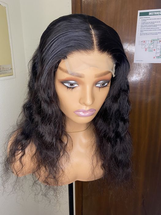 Peruca Humana Ondulada 18” Preta – Lace Closure 4x4