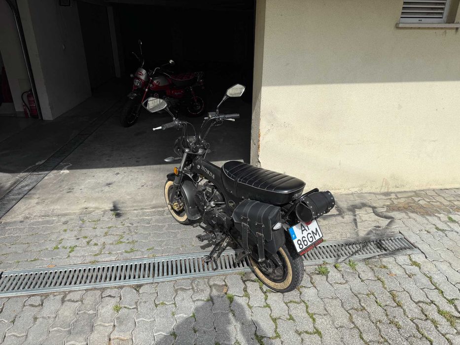 Honda DAX 125 ( réplica ) 1000Km ainda a fazer rodagem , ótima para passeios , condução ótima e muito maneirinha .