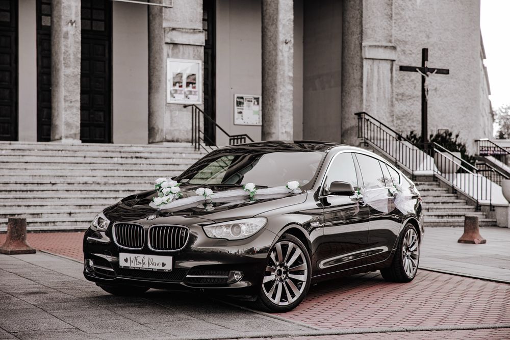 Piękna biała dekoracja ślubna na samochód