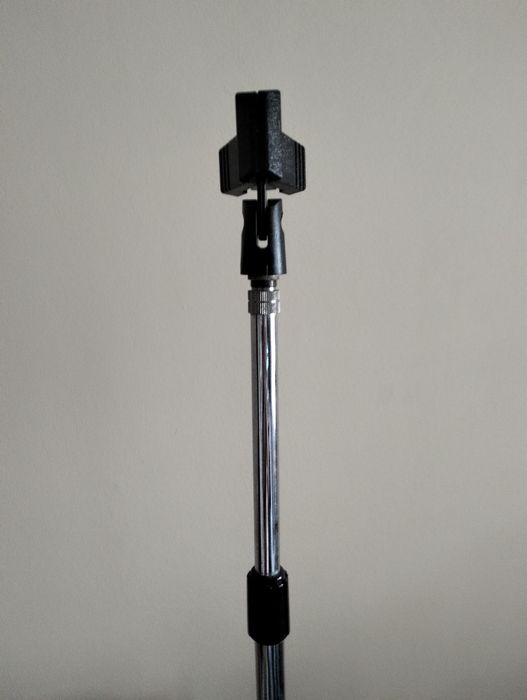 Tripé de mesa para microfone.