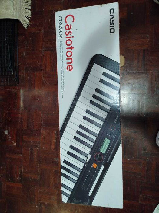 Teclado semi novo