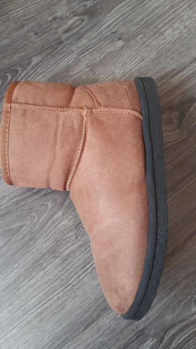 Уги зимові коричневого кольору